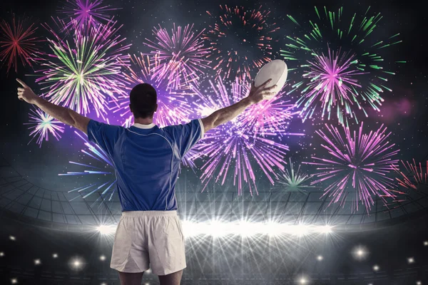 Jugador a punto de lanzar una pelota de rugby — Foto de Stock