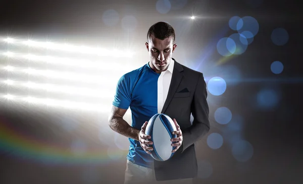 Jugador de rugby sosteniendo pelota —  Fotos de Stock