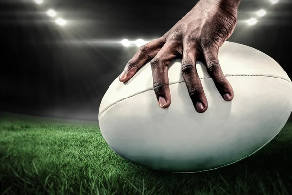 Desportista segurando bola de rugby — Fotografia de Stock