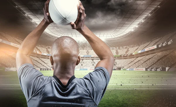 Deportista lanzando pelota de rugby —  Fotos de Stock