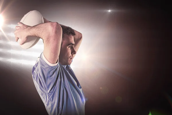 Speler over te gooien een rugbybal — Stockfoto