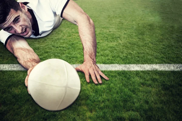 Rugby boll medan liggande — Stockfoto