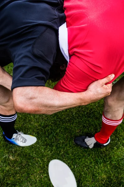 Rugby oyuncuları bir scrum yapıyor — Stok fotoğraf