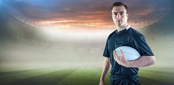 Jugador sosteniendo una pelota de rugby — Foto de Stock