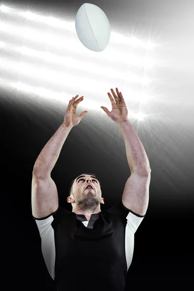 Joueur de rugby attrapant la balle — Photo