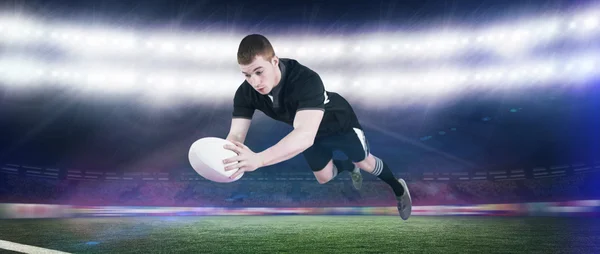 Een rugbyspeler een poging te scoren — Stockfoto