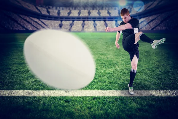 Pelota de rugby contra campo de rugby — Foto de Stock