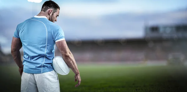 Jogador de pé com bola — Fotografia de Stock