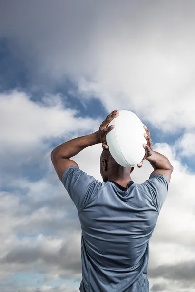 Deportista lanzando pelota de rugby — Foto de Stock