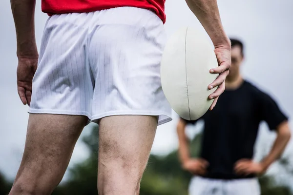 Jugador de rugby de pie con pelota —  Fotos de Stock