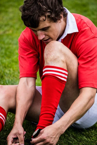 Rugbyspeler zitten op gras — Stockfoto