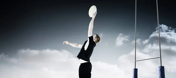 Spieler fängt einen Rugbyball — Stockfoto