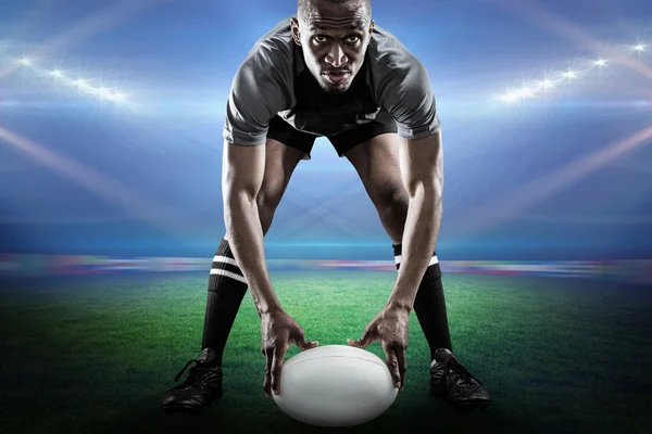 Desportista segurando bola enquanto joga rugby — Fotografia de Stock