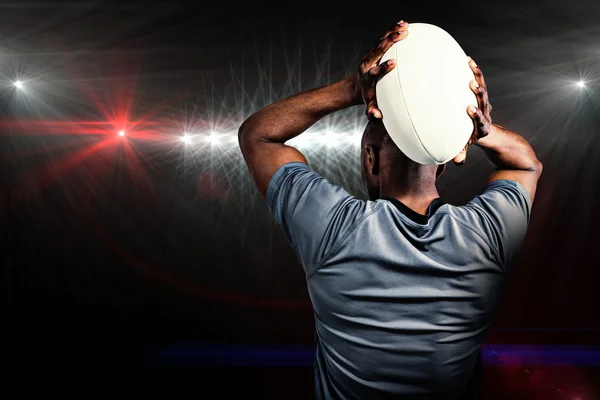 Sportsman kastar rugby boll — Stockfoto