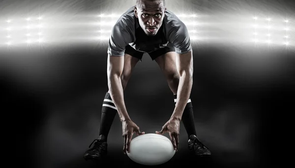 Olahragawan memegang bola — Stok Foto