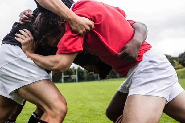 Jogadores de rugby fazendo um scrum — Fotografia de Stock