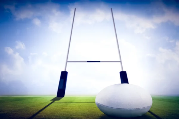 Rugby míč proti ragbyové hřiště — Stock fotografie