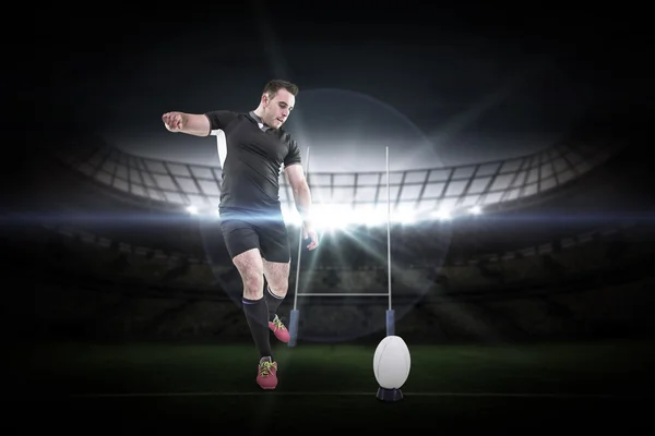 Gracz rugby, kopiąc piłkę — Zdjęcie stockowe