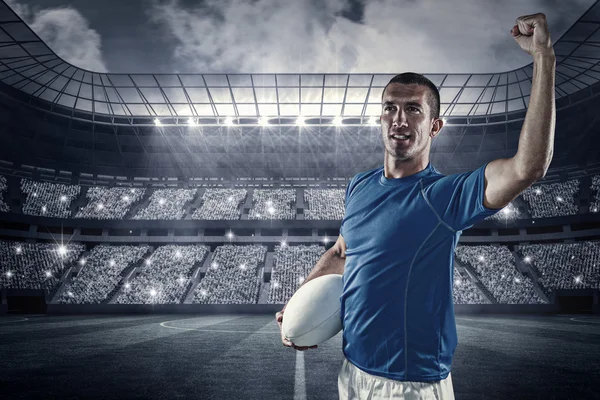Rugbyspiller som bøyer muskler – stockfoto