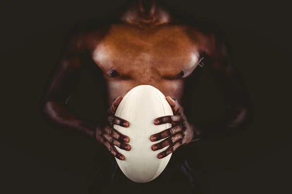 Zawodnik posiadający rugby piłka — Zdjęcie stockowe