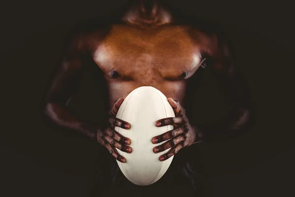 Atleta segurando bola de rugby — Fotografia de Stock