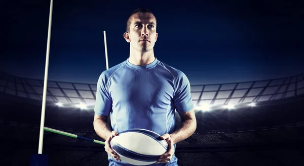 Jogador de rugby segurando bola — Fotografia de Stock