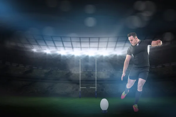 Jugador de rugby pateando la pelota — Foto de Stock