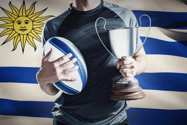 L rugby oyuncusu holding kupa — Stok fotoğraf