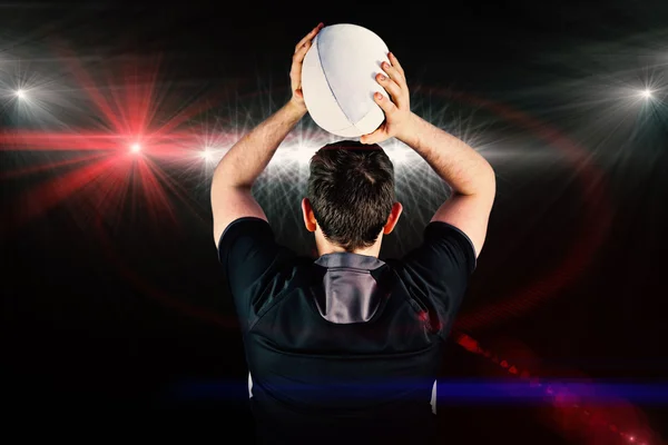 Rugby-Spieler wirft einen Ball — Stockfoto