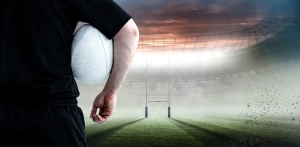 Jogador segurando uma bola de rugby — Fotografia de Stock