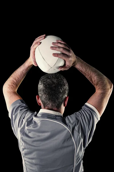 Imagem composta do jogador de rugby prestes a lançar uma bola de rugby — Fotografia de Stock