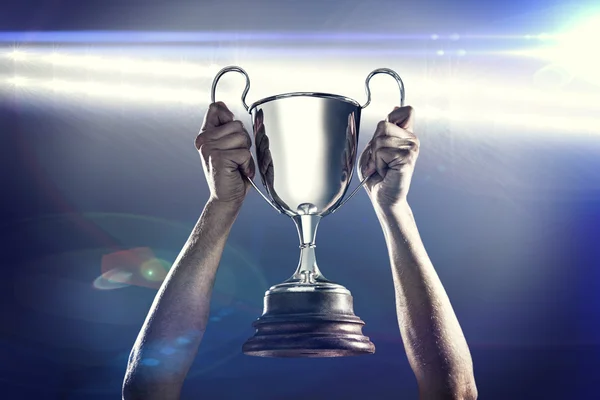 Jogador de rugby segurando troféu — Fotografia de Stock