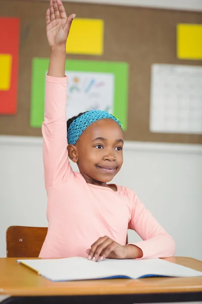 Carino alunno alzando la mano in una classe — Foto Stock