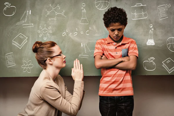 Professeur s'excusant garçon dans la salle de classe — Photo