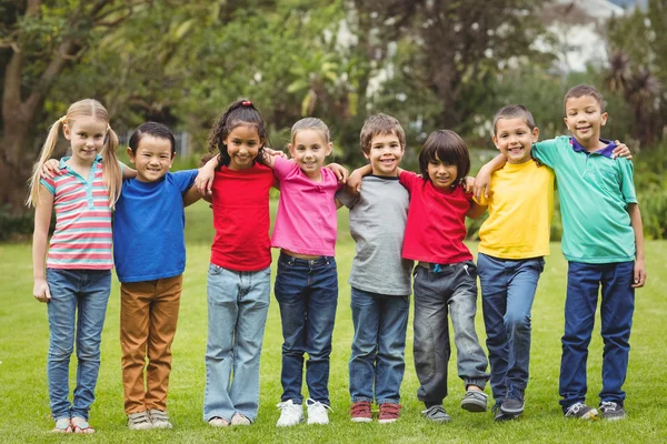 Schattig leerlingen glimlachen op camera buiten — Stockfoto