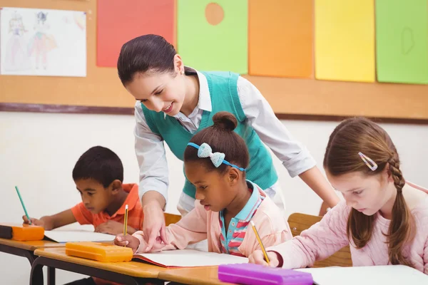 Insegnante aiutare ragazza durante la classe — Foto Stock