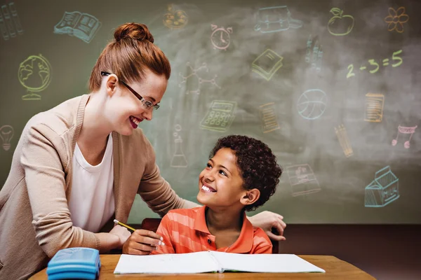 Lärare hjälpa liten pojke med läxor — Stockfoto