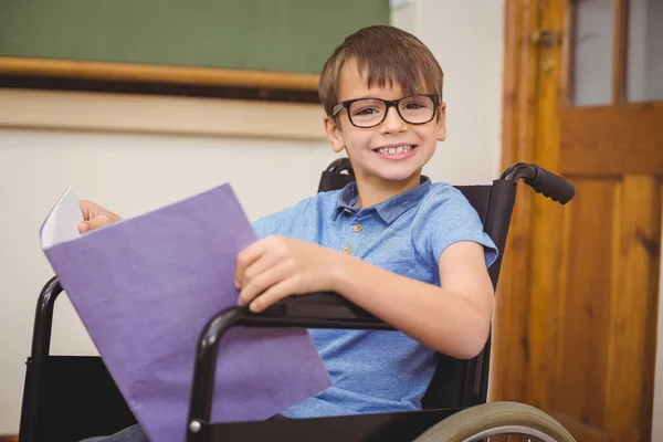 Behinderter Schüler lächelt in Kamera — Stockfoto