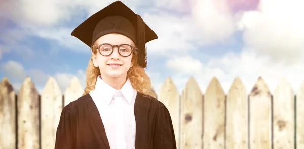 Schattig leerling in afstuderen gewaad — Stockfoto