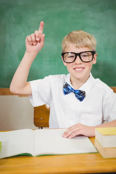 Studente intelligente alzare la mano — Foto Stock