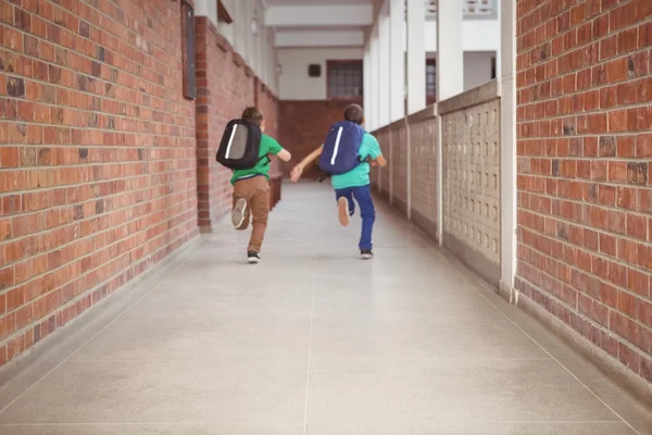 Estudantes a correr pelo corredor da escola — Fotografia de Stock