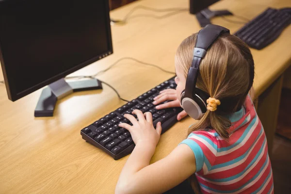 Aluno bonito na classe de computador — Fotografia de Stock