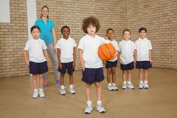 Uczniowie razem o tym, aby grać w koszykówkę — Zdjęcie stockowe
