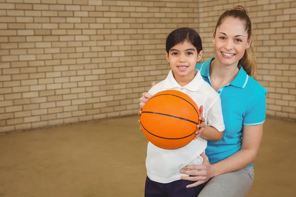 Estudante segurando basquete com professor — Fotografia de Stock