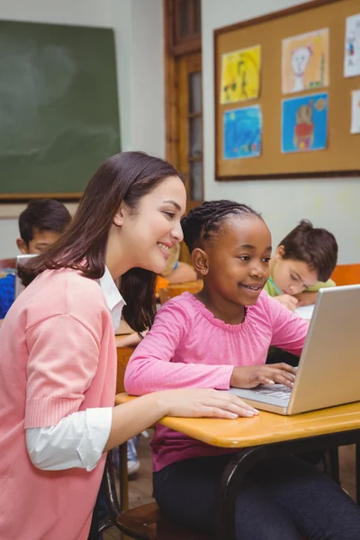 Insegnante utilizzando laptop con studente — Foto Stock