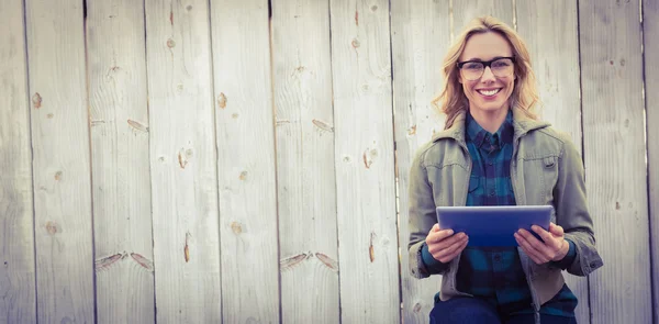 Leende blondin i glas med hjälp av TabletPC — Stockfoto