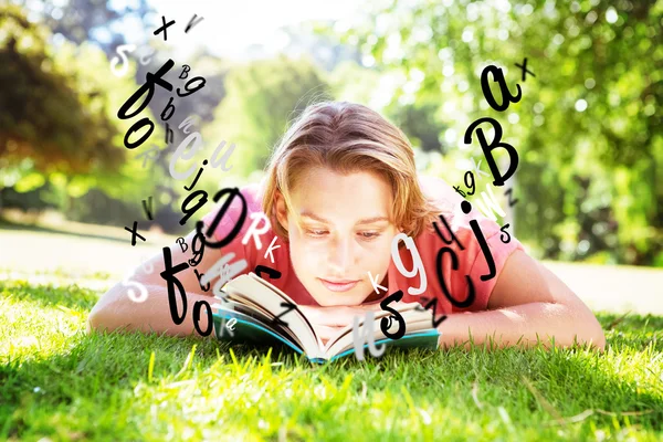 Bella donna lettura libro nel parco — Foto Stock