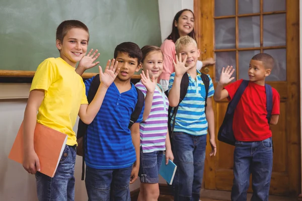 Students waving as they prepare to leave — Stock Photo, Image