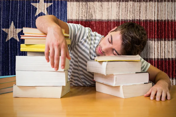Student spí v knihovně — Stock fotografie
