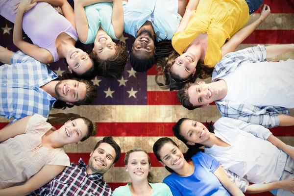 Happy přátelé leží v kruhu s Usa vlajka — Stock fotografie